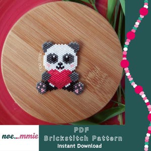Peut inclure: Un panda en perles tenant un cœur rouge, un modèle de point de brique pour un projet d'artisanat. Le modèle est disponible en téléchargement instantané PDF. L'image montre le produit fini sur une surface en bois.