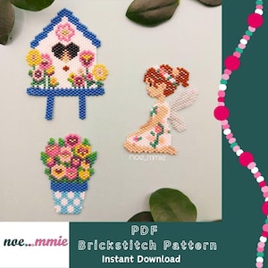 Peut inclure: Plusieurs motifs de point de brique en perles. L'image présente un nichoir, une fée et un bouquet de fleurs, tous réalisés avec des perles colorées. Le nichoir est blanc avec un toit et des accents bleus. La fée est assise avec des ailes. Le bouquet est dans un pot à pois bleu et blanc.