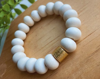 Pulsera de cuentas de madera color crema: pulsera apilable con detalles en oro de 24 k