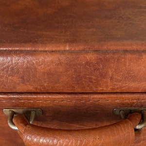 Ancienne valise en cuir image 3