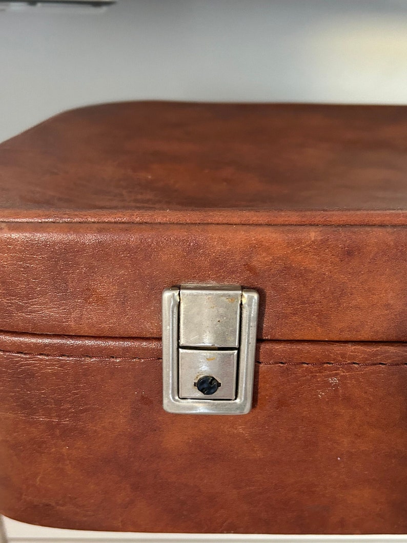 Ancienne valise en cuir image 4