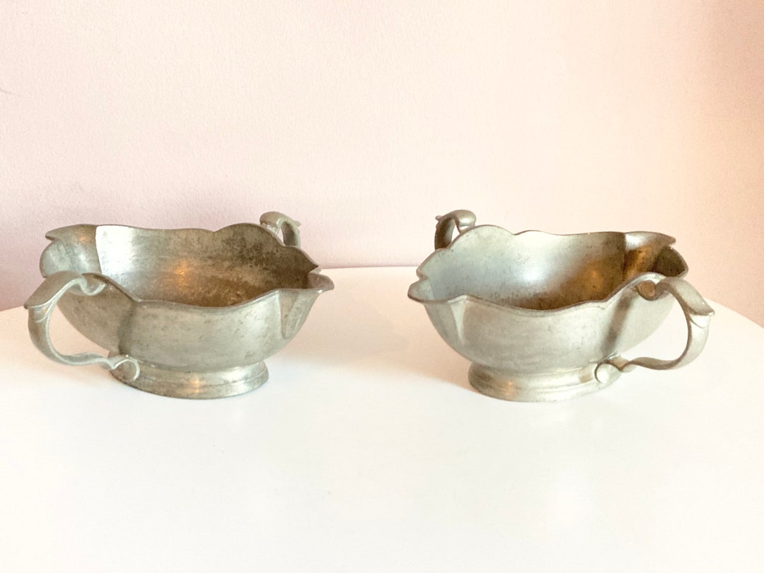 Ancien saucier en faïence blanche