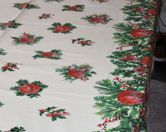 Könnte beinhalten: Weiße Tischdecke mit einem sich wiederholenden Muster aus roten und grünen Stechpalmenzweigen und Ornamenten.