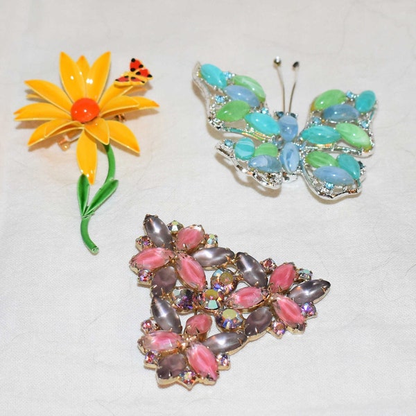 Épingles vintage avec strass moderne du milieu du siècle, papillon et coeur Marguerite jaune Flower Power et épingle papillon vendues séparément