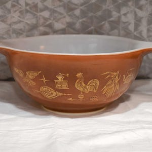 Vintage 1970s Pyrex American Brown 1 1/2 Qt Round Baking Dish Decorated with Early American Designs