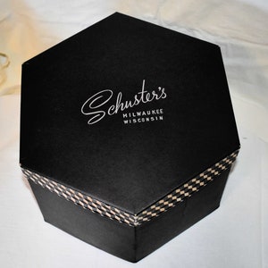 Vintage Octagon Schuster&#39;s Lidded Hat Box Black Mid Century Modern Milwaukee Wisconsin Retailer