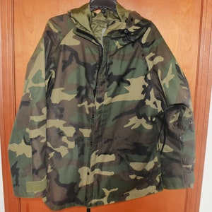 Chaqueta militar de camuflaje de bosque de EE. UU. vintage de los años 90 para hombre, parka de talla mediana y regular para clima frío