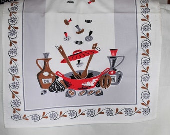 Könnte beinhalten: Ein vintage Küchenhandtuch mit grauem Hintergrund und einem roten Topf mit einem Holzlöffel und einer Schöpfkelle. Der Topf ist umgeben von braunen Flaschen mit den Aufschriften "OIL" und "VINEGAR", einer Knoblauchknolle und braunen und grauen Pfefferkörnern. Das Handtuch hat einen weißen Rand mit einem braunen und grauen Blumenmuster.