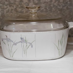 Caçarola vintage Corning Ware, Shadow Iris, 5 litros, modelo 4-5-B, com tampa de vidro abaulada.