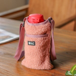 Sac à bandoulière moelleux en peluche pour porte-bouteille avec bandoulière réglable et poche pour téléphone image 3