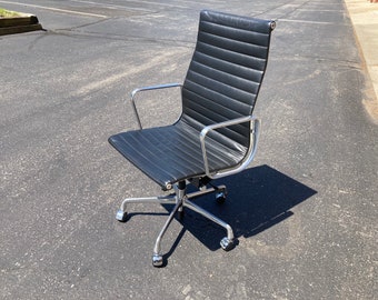 Herman Miller Eames Aluminum Group Executive Office Desk Chair in Leather EA337