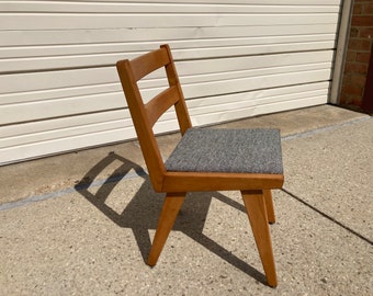 Vintage Jens Risom Style Children’s Chair MCM READ Description