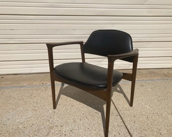 Vintage Danish Writing Chair by Ib Kofod-Larsen for Selig Scandinavian Mid Century Modern READ Description