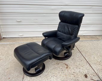 Medium Stressless Memphis Recliner Lounge Chair and Ottoman by Ekornes Scandinavian Danish Modern READ Description