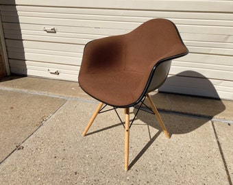 Herman Miller Eames Fiberglass Upholstered Arm Shell Chair READ Description