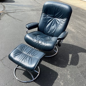 Stressless Recliner Lounge Chair and Ottoman by Ekornes Scandinavian Danish Modern