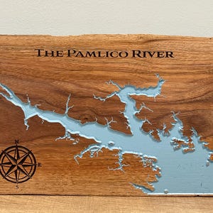 Décoration murale carte Live Edge en bois de noyer noir | Découpe du lac | Découpe de rivière | Carte de la rivière Pamlico | Rivière gravée peinte à la main | Noyer noir