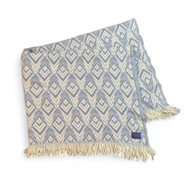 Coperta vintage Pendleton in lana tessuta: fantasia geometrica blu e crema anni '80 (137x152 cm) immagine 1