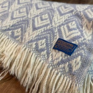 Coperta vintage Pendleton in lana tessuta: fantasia geometrica blu e crema anni '80 (137x152 cm) immagine 5