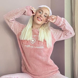 Pink Hope geborduurde pluche polar fleece damespyjama met lange mouwen, zachte warme nachtkleding, gezellige winterpyjamaset, kerstcadeau