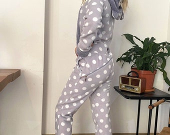 Polka Dot gemusterte Welsoft Fleece Kapuze Butt Flap Onesie Frauen Overall Pyjamas Set, Hoodie Footie Onesie, Erwachsene Onesies Butt Flap Pyjamas