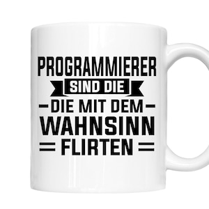 Könnte beinhalten: Weiße Keramiktasse mit schwarzem Text, der "Programmierer sind die - die mit dem Wahnsinn - flirten - " lautet.