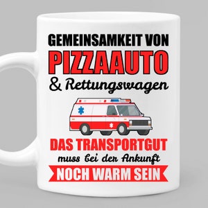 Puede incluir: Taza de cer&aacute;mica blanca con una ilustraci&oacute;n roja y blanca de un coche de reparto de pizza y una ambulancia. El texto dice "GEMEINSAMKEIT VON PIZZAAUTO & Rettungswagen DAS TRANSPORTGUT muss bei der Ankunft NOCH WARM SEIN".