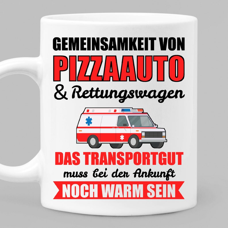 Puede incluir: Taza de cer&aacute;mica blanca con una ilustraci&oacute;n roja y blanca de un coche de reparto de pizza y una ambulancia. El texto dice "GEMEINSAMKEIT VON PIZZAAUTO & Rettungswagen DAS TRANSPORTGUT muss bei der Ankunft NOCH WARM SEIN".