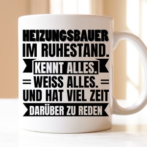 Könnte beinhalten: Weiße Keramiktasse mit schwarzem Text, der "HEIZUNGSBAUER IM RUHESTAND. ► KENNT ALLES. = WEISS ALLES. = UND HAT VIEL ZEIT ►DARÜBER ZU REDEN" lautet.