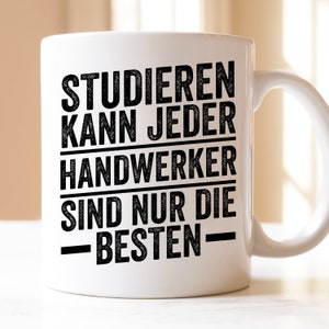 Könnte beinhalten: Weiße Keramiktasse mit schwarzem Text, der "STUDIEREN KANN JEDER HANDWERKER SIND NUR DIE BESTEN" lautet.