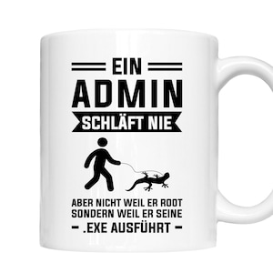 Könnte beinhalten: Weiße Keramiktasse mit einem schwarzen grafischen Design. Der Text lautet "= EIN ADMIN SCHLÄFT NIE = ABER NICHT WEIL ER ROOT SONDERN WEIL ER SEINE - .EXE AUSFÜHRT -"