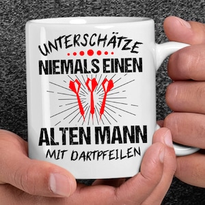 Unterschätze niemals einen alten Mann mit Dartpfeilen  | Lustige Dart Tasse Darts  Geschenk Dartspieler Dartscheibe Darter Dartpfeil Tasse