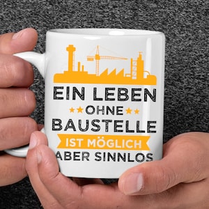 Könnte beinhalten: Weißer Keramikbecher mit schwarzem Henkel und dem Text "EIN LEBEN OHNE BAUSTELLE IST MÖGLICH ABER SINNLOS" in Schwarz und Gelb. Der Becher hat eine gelbe Baustellen-Grafik.