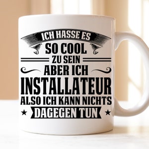 Könnte beinhalten: Weiße Keramiktasse mit schwarzem Text, der "ICH HASSE ES SO COOL ZU SEIN ABER ICH INSTALLATEUR ALSO ICH KANN NICHTS DAGEGEN TUN" lautet, mit einem Stern auf jeder Seite der letzten Zeile.
