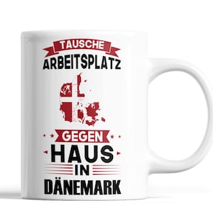 Könnte beinhalten: Weiße Keramiktasse mit einem roten und schwarzen Design. Die Tasse zeigt den Text "Tausche Arbeitsplatz gegen Haus in Dänemark" und eine Umrandung Dänemarks mit der dänischen Flagge.