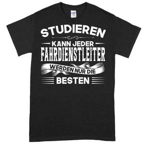 Könnte beinhalten: Schwarzes T-Shirt mit weißem Text, der "Studieren kann jeder Fahrdienstleiter werden nur die besten" lautet.