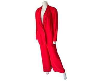 Könnte beinhalten: Ein roter Anzug mit Blazer und weiten Hosen. Der Blazer hat einen Knopfverschluss und einen Schalkragen.