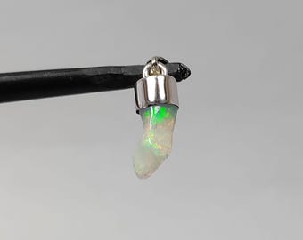70% RABATT Kvalitetshänge i etiopisk opal i grovt silver, 925 sterlingsilver, naturlig form, 7,50 ct. Smycken för henne #SKA1675