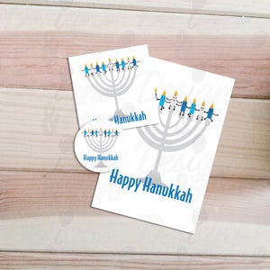 Ensemble de tags Funny Happy Hanukkah, carte de Hanoukka de téléchargement numérique et étiquettes de faveur avec des bougies assises sur la menorah, paquet de téléchargement instantané