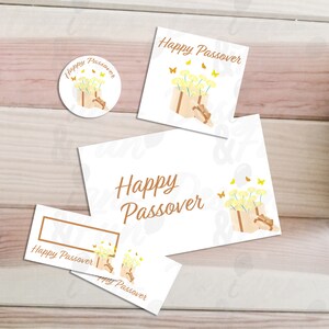 Peut inclure: Ensemble de quatre cartes imprimables avec le texte "Joyeux Pessah" et un graphique d'un panier de fleurs jaunes avec des papillons. Les cartes sont de différentes tailles et formes.