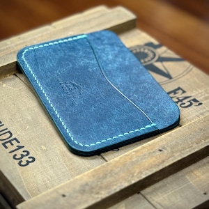 Cartera y tarjetero de bolsillo frontal de piel italiana curtida vegetal Pueblo, cosida a mano y fabricada en Texas.