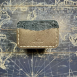 Cartera minimalista de cuero curtido vegetal italiano con bolsillo frontal, cosida a mano, para él, billetera EDC delgada de cuero de plena flor, hecha en Texas.