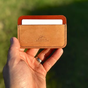 Cartera y tarjetero de bolsillo frontal Horween Shell Cordovan de cuero italiano buttero, cosida a mano y fabricada en Texas.