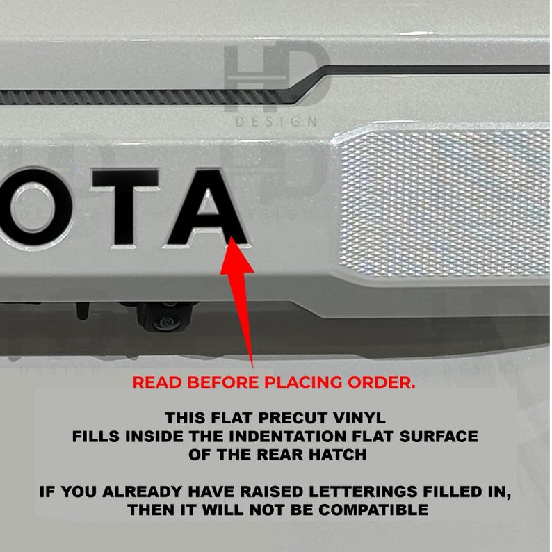 Peut inclure: Un panneau de hayon arri&egrave;re de v&eacute;hicule blanc avec des lettres noires en relief indiquant OTA. Une fl&egrave;che rouge pointe vers la lettre A. Le texte indique : READ BEFORE PLACING ORDER. THIS FLAT PRECUT VINYL FILLS INSIDE THE INDENTATION FLAT SURFACE OF THE REAR HATCH. IF YOU ALREADY HAVE RAISED LETTERINGS FILLED IN, THEN IT WILL NOT BE COMPATIBLE.