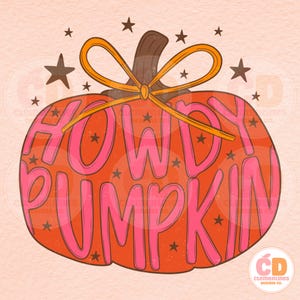 Puede incluir: Ilustración de una calabaza naranja con las palabras "HOWDY PUMPKIN" en rosa. La calabaza tiene un tallo marrón y un lazo naranja. Estrellas negras están dispersas alrededor de la calabaza. Diseño con tema retro y otoñal.