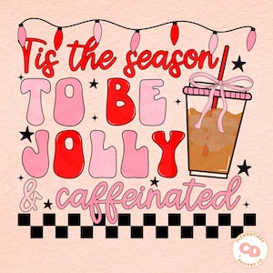 Puede incluir: Texto gráfico rosa y rojo que dice "Tis the season to be jolly & caffeinated" con una imagen de dibujos animados de una taza de café con una cinta rosa y una pajita. El fondo es rosa claro con un patrón de cuadros negros y blancos en la parte inferior.