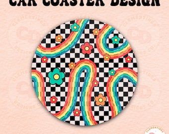 Puede incluir: Un posavasos redondo para coche con un patrón de cuadros negros y blancos. El posavasos presenta rayas de arcoíris de colores y pequeños diseños de flores en naranja, rojo, azul y verde.