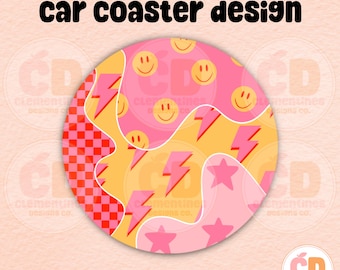 Puede incluir: Un diseño de posavasos redondo para coche con una combinación de colores rosa, amarillo y rojo. El diseño incluye caras sonrientes, rayos, estrellas y un patrón de cuadros. El texto "car coaster design" está en la parte superior.