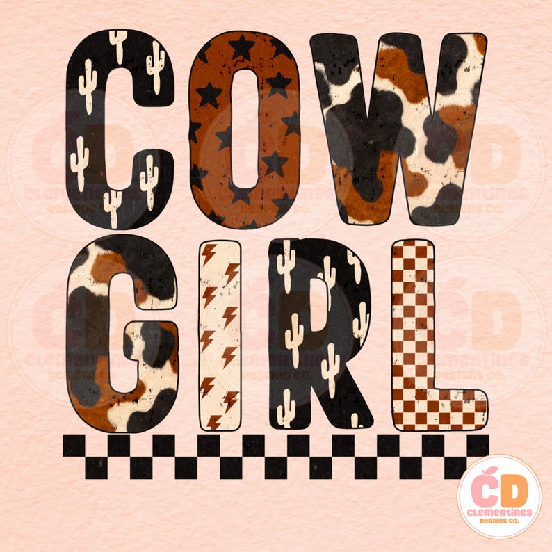 Puede incluir: Dise&ntilde;o gr&aacute;fico con las palabras "COW GIRL" en varios patrones. Las letras est&aacute;n decoradas con cactus, piel de vaca, estrellas y rayos. Un patr&oacute;n de tablero de ajedrez en blanco y negro bordea la parte inferior del texto.