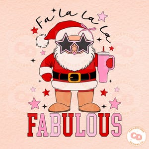 Può includere: Un design natalizio festoso con un Babbo Natale dei cartoni animati che indossa occhiali da sole con montatura rosa e tiene una bevanda rosa. Il testo "Fa la la la Fabulous" è scritto in lettere rosa e rosse.